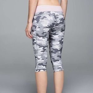 🦄 NWT lululemon lotus camo crops size 8